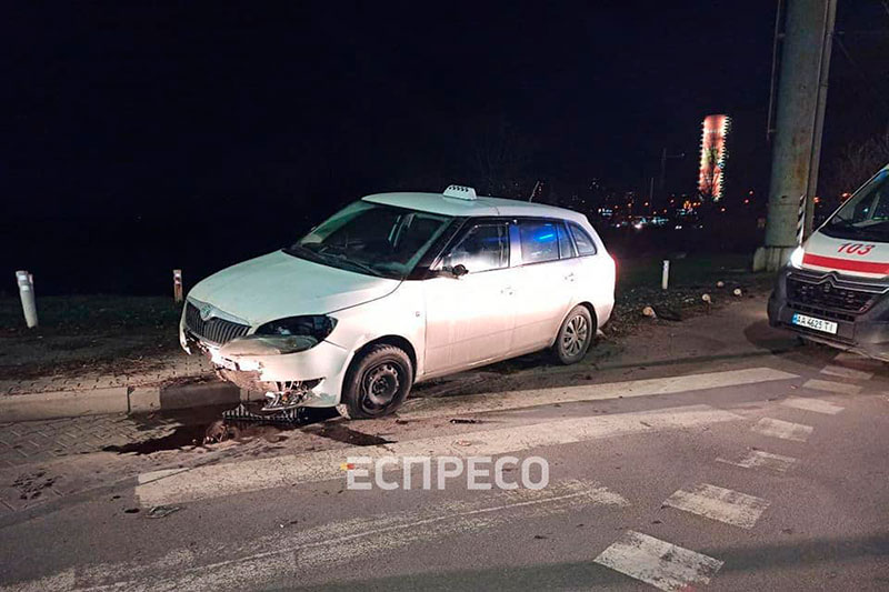В Киеве водитель такси умер за рулем: авто проехало без управления 40 метров (фото)