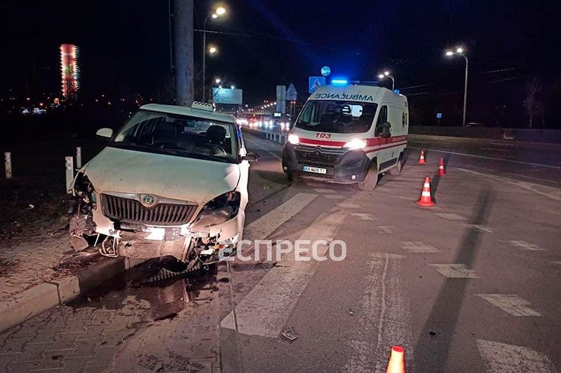 В Киеве водитель такси умер за рулем: авто проехало без управления 40 метров (фото)