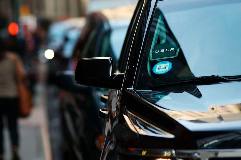 В США пассажирки Uber кашлянули на таксиста и брызнули в него из перцового баллончика, когда он попросил их надеть маску (видео)
