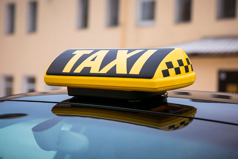Женщина за рулем: в Запорожье многодетная мама подрабатывает в такси