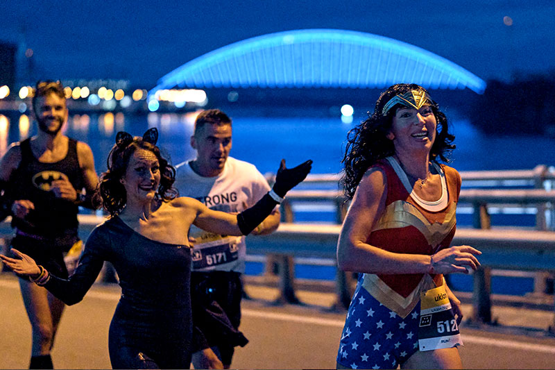 Как прошел Uklon Night Run: Министр здравоохранения пробежал марафон вместе с Харли Квинн и Мавкой (фото)