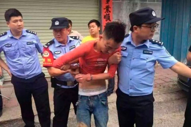 В Китае преступник попытался вывезти в такси труп жены в чемодане
