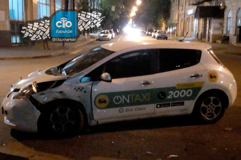 В Харькове столкнулись два такси: одна из машин от удара влетела в стену (фото)