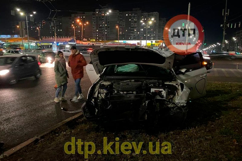 В Киеве произошло ДТП с такси Uklon: пострадала пассажирка, ее экстренно госпитализировали (фото)