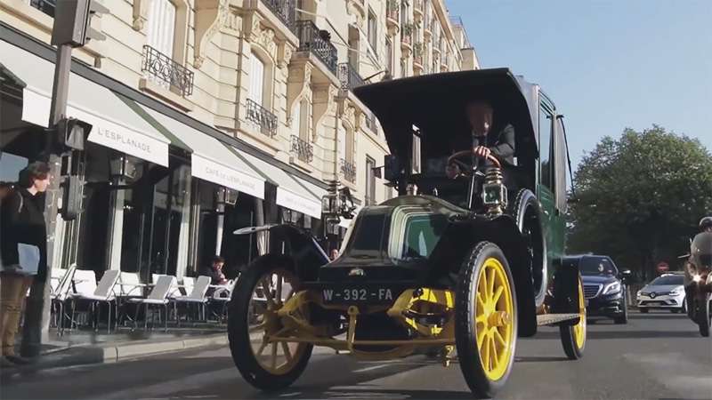 В Париже вместо обычных такси на вызовы приезжали исторические Renault
