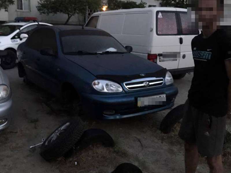 В Запорожье полицейские выявили такси с ворованными аккумуляторами (фото)