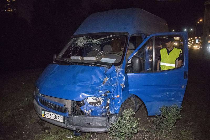 В Киеве на Позняках неадекватный водитель микроавтобуса уничтожил такси Uber и пытался скрыться в озере. Фото