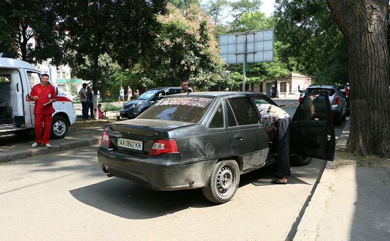 В Одессе прямо за рулем умер таксист. Фото