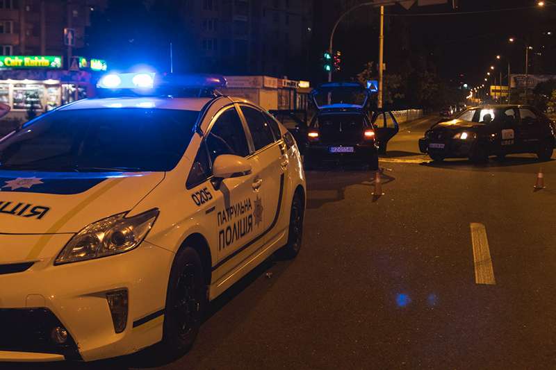 В Киеве на Позняках Uber влетел в Volkswagen Golf: двоих человек забрала «скорая». Фото