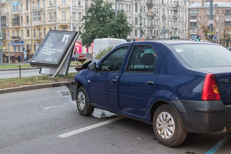 В центре Киева сон таксиста отправил пассажира в больницу. Фото