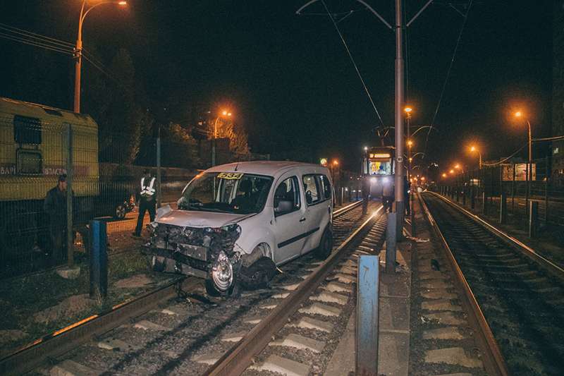 В Киеве возле НАУ пьяный таксист врезался в маршрутку и вылетел на трамвайные пути. Фото
