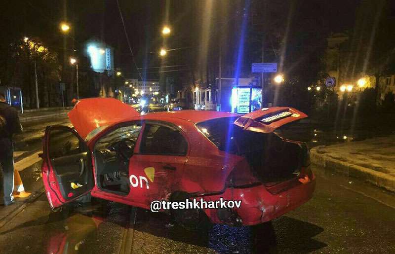 В Харькове автомобиль такси Uklon влетел в витрину магазина. Фото