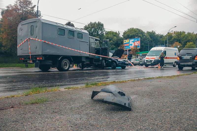 В Киеве на Лобановского Renault влетел в грузовик: водитель погиб, двоих забрала «скорая». Фото