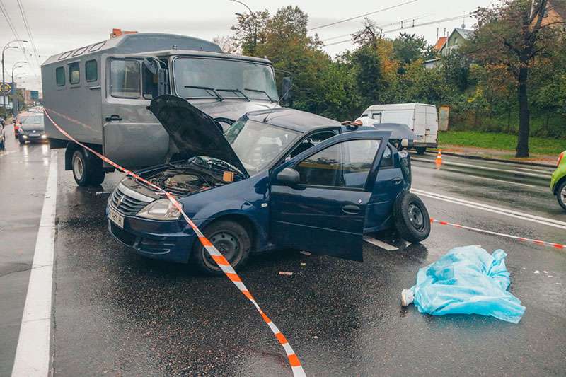 В Киеве на Лобановского Renault влетел в грузовик: водитель погиб, двоих забрала «скорая». Фото