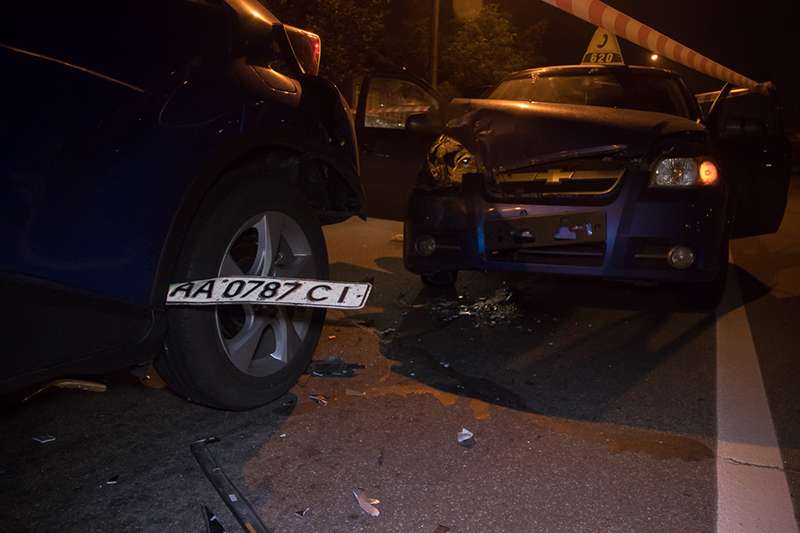 В Киеве на Троещине таксист протаранил Toyota: пассажир госпитализирован
