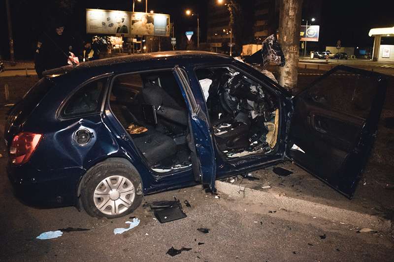 В Киеве на проспекте Гагарина пьяный водитель Uber впечатался в столб: пассажир в тяжелом состоянии. Фото