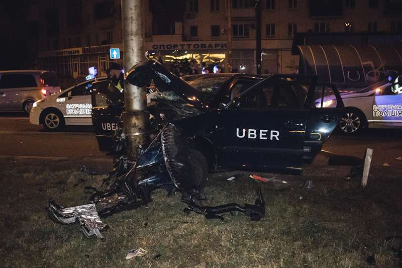 В Киеве на проспекте Гагарина пьяный водитель Uber впечатался в столб: пассажир в тяжелом состоянии. Фото