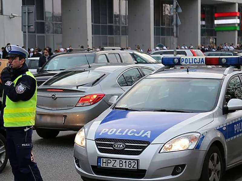 Потому что украинец: дикие поляки угнали такси, оставив водителя на трассе