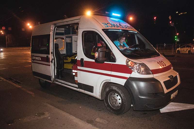 В Киеве на Воскресенке такси попало в ДТП: есть пострадавшие. Фото