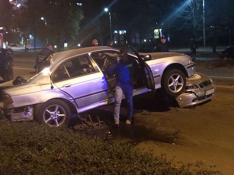 В Харькове BMW перевернулся и приземлился на автомобиль такси. Фото