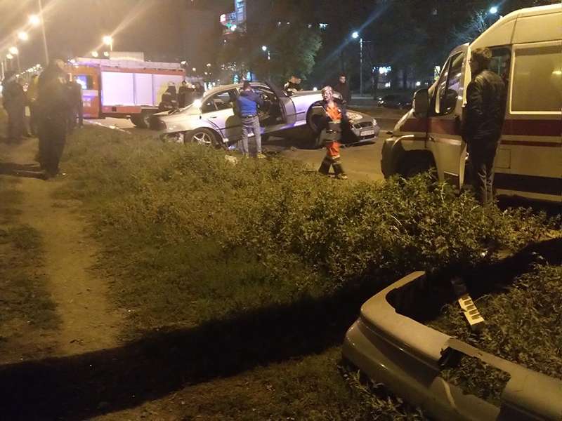 В Харькове BMW перевернулся и приземлился на автомобиль такси. Фото