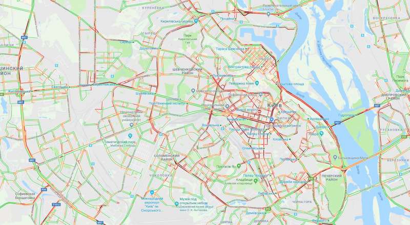 В Киеве образовались многочисленные пробки, движение осложнено
