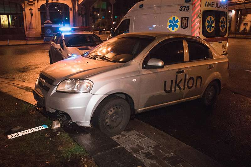 В Киеве на Бессарабской площади такси Uklon без тормозов въехало в клумбу. Фото