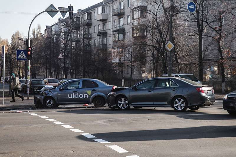В Киеве не разминулись Toyota и Uklon: пострадал ребенок. Видео
