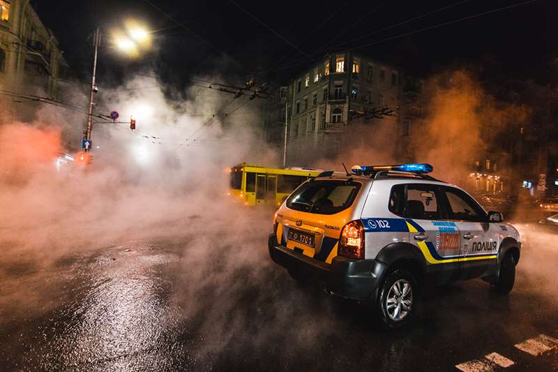 В центре Киева прорвало трубу: в кипятке утонуло такси Убер. Фото