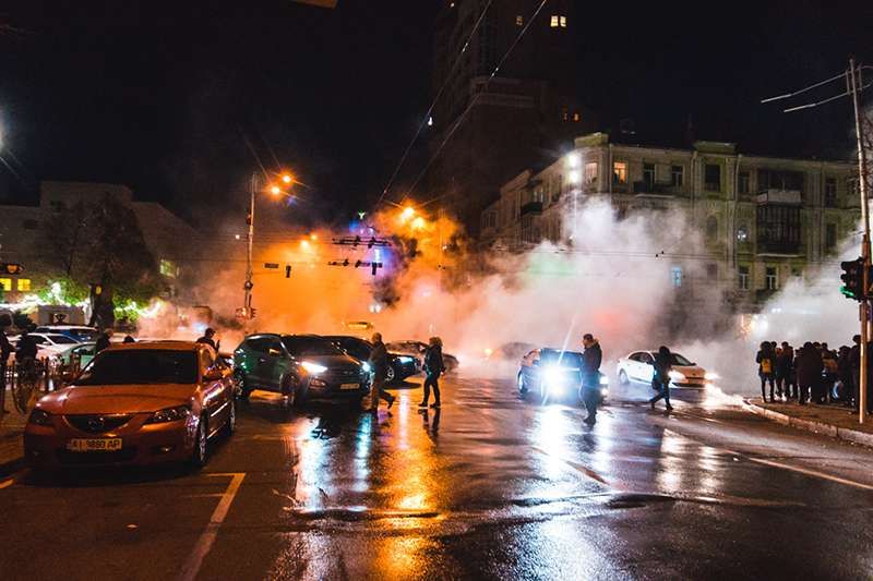 В центре Киева прорвало трубу: в кипятке утонуло такси Убер. Фото