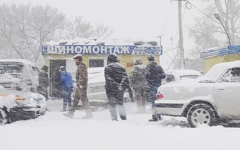 «Весь график у нас забит до вторника»: Как работают автосервисы в период снежного «апокалипсиса» в Киеве