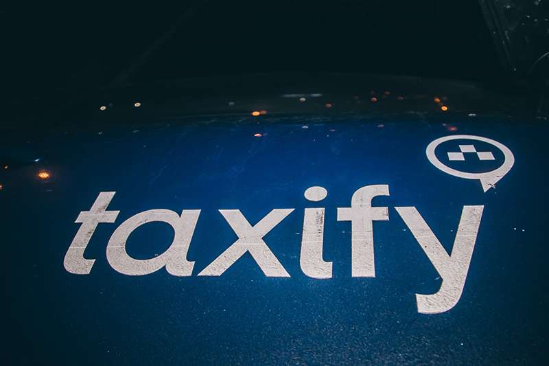 В Киеве на проспекте Победы перевернулась Skoda Taxify