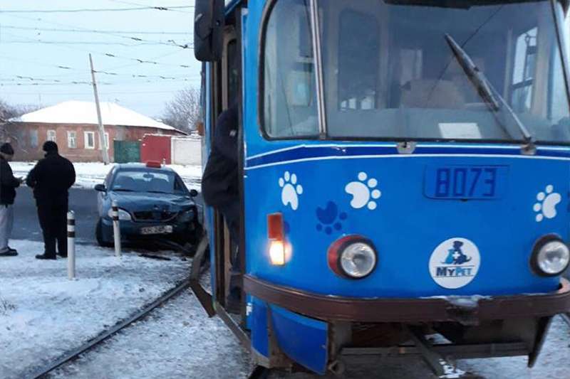 В Харькове такси врезалось в трамвай: есть пострадавший