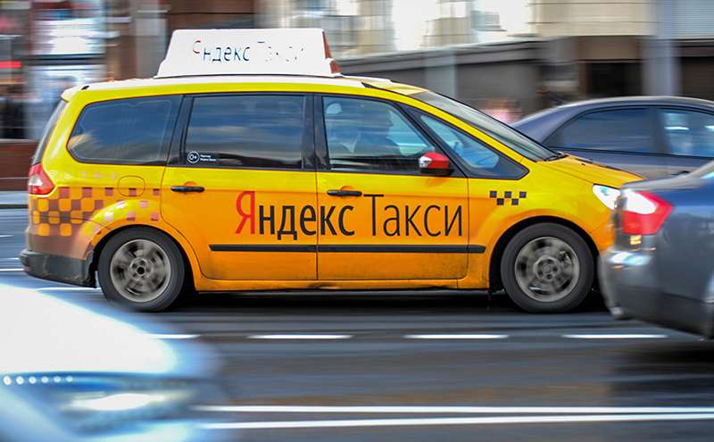 В Москве считают, что агрегаторам такси стоит ввести минимальную зарплату для водителей