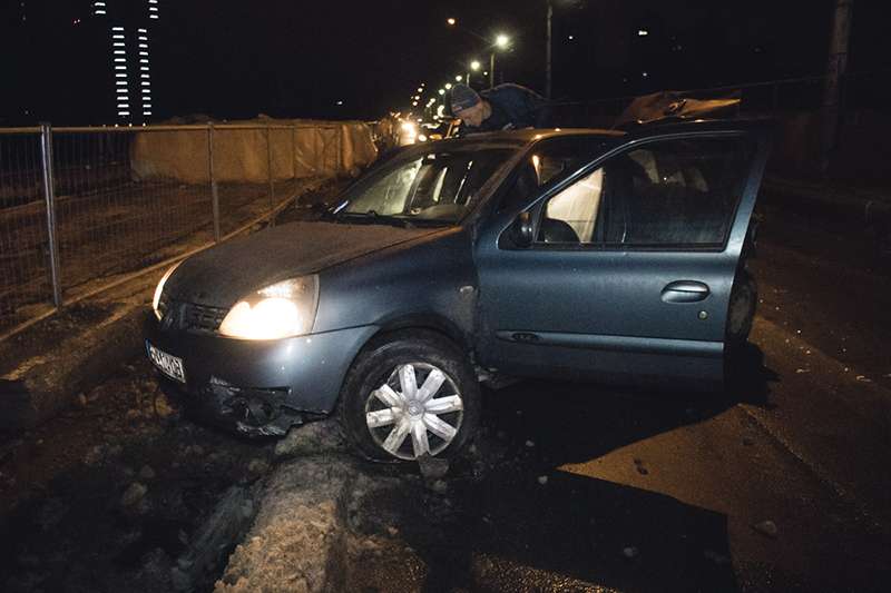 На мосту Метро в Киеве пьяный водитель Mitsubishi врезался в такси
