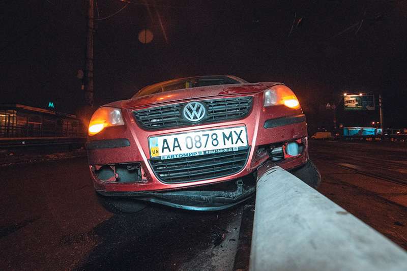 В Киеве на «Черниговской» таксист налетел на отбойник и застрял