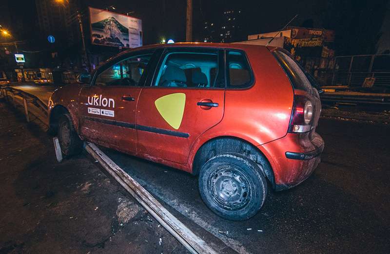 В Киеве на «Черниговской» таксист налетел на отбойник и застрял