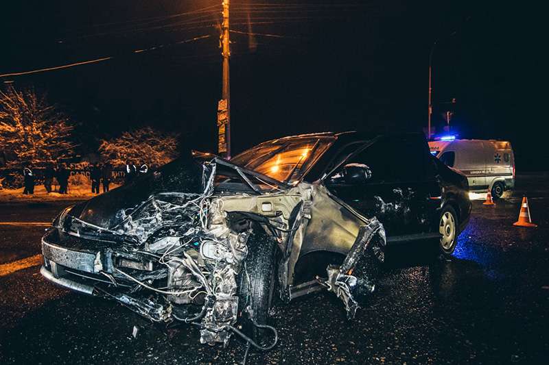 В Киеве такси Volkswagen протаранило Chevrolet и вылетело на обочину