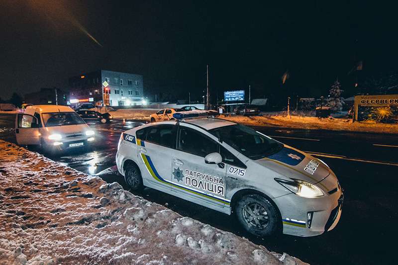 В Киеве такси Volkswagen протаранило Chevrolet и вылетело на обочину