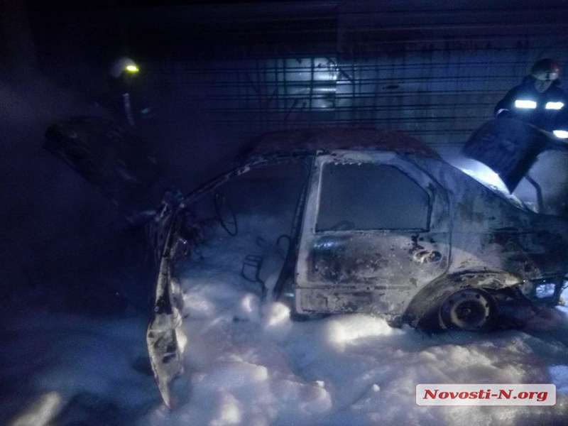 В Николаеве сгорело такси - таксист едва успел выскочить