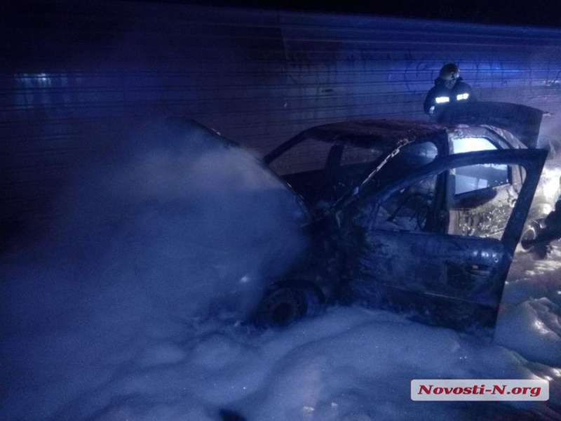 В Николаеве сгорело такси - таксист едва успел выскочить