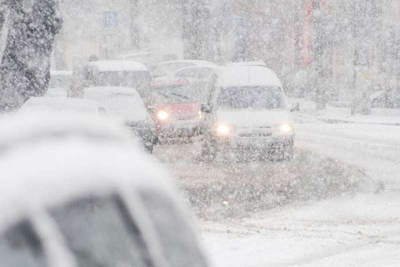 Службы такси в Харькове из-за снегопада подняли цены вдвое