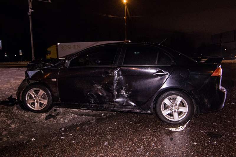 В Киеве Mitsubishi влетел в Uber: пострадал пассажир такси