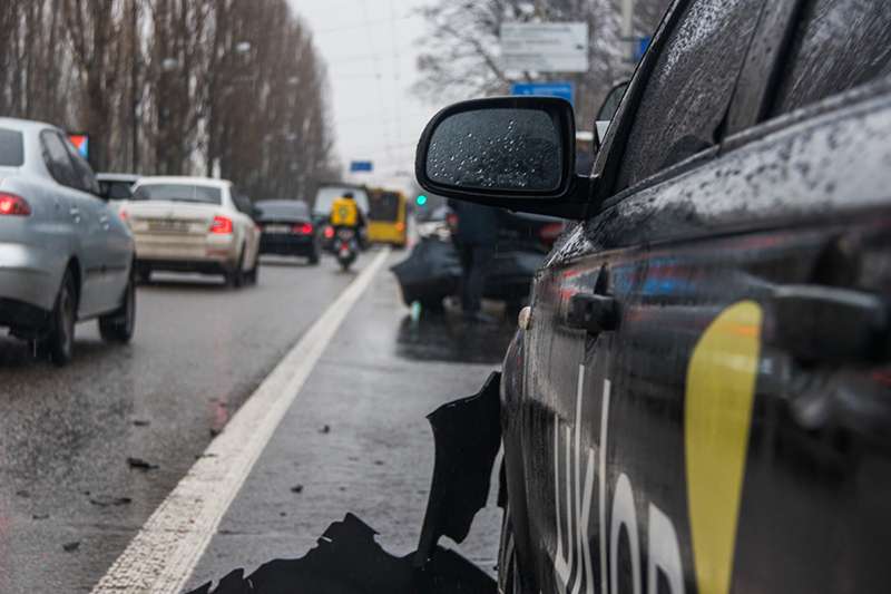 В центре Киева автомобиль Uklon попал в ДТП