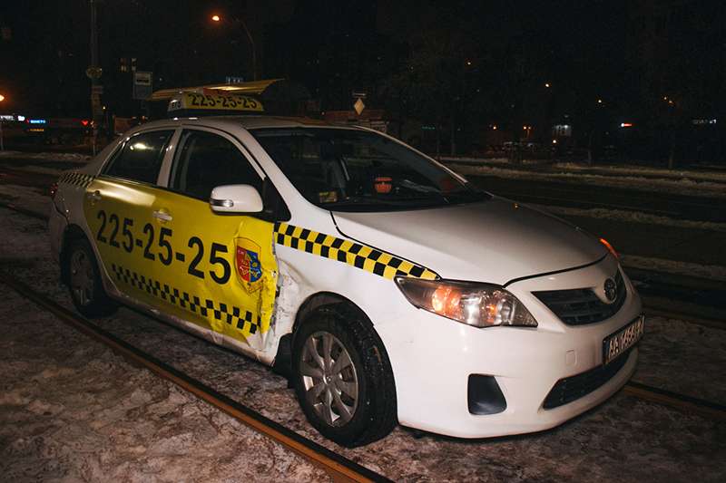 В Киеве пьяная такстистка протаранила машину Экспресс такси