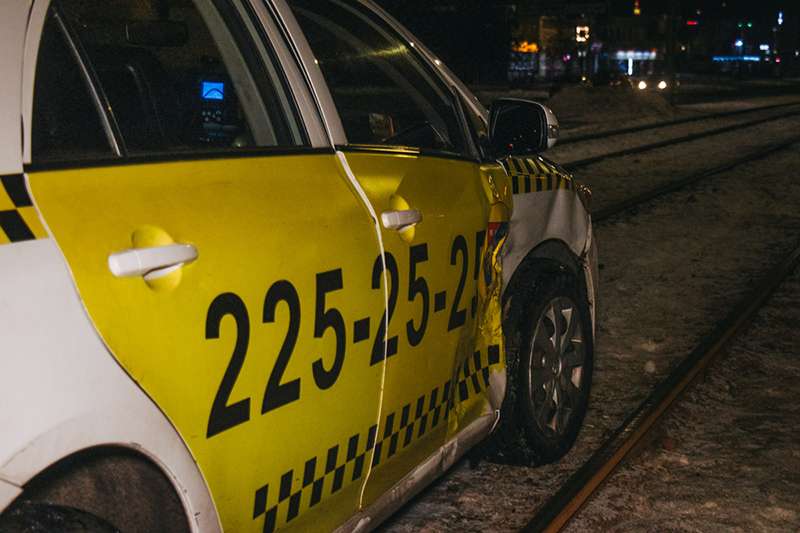 В Киеве пьяная такстистка протаранила машину Экспресс такси