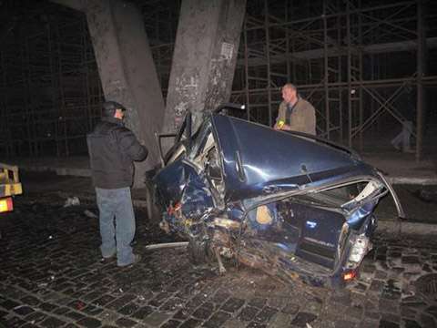 Погиб таксист в Киеве - жуткая авария под Шулявским мостом. Фото