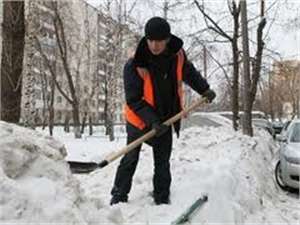 Киевских гаишников заставили убирать снег в столице