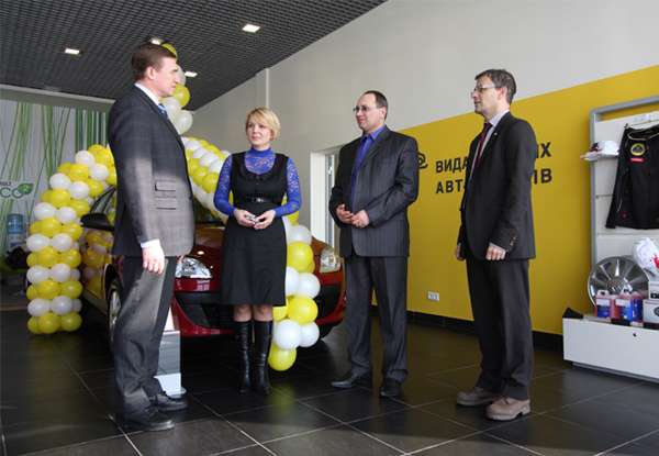 Победитель акции Автомобиль года в Украине 2012 увез в Винницу подарок. Фото