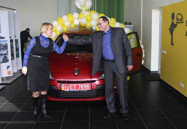 Победитель акции Автомобиль года в Украине 2012 увез в Винницу подарок. Фото